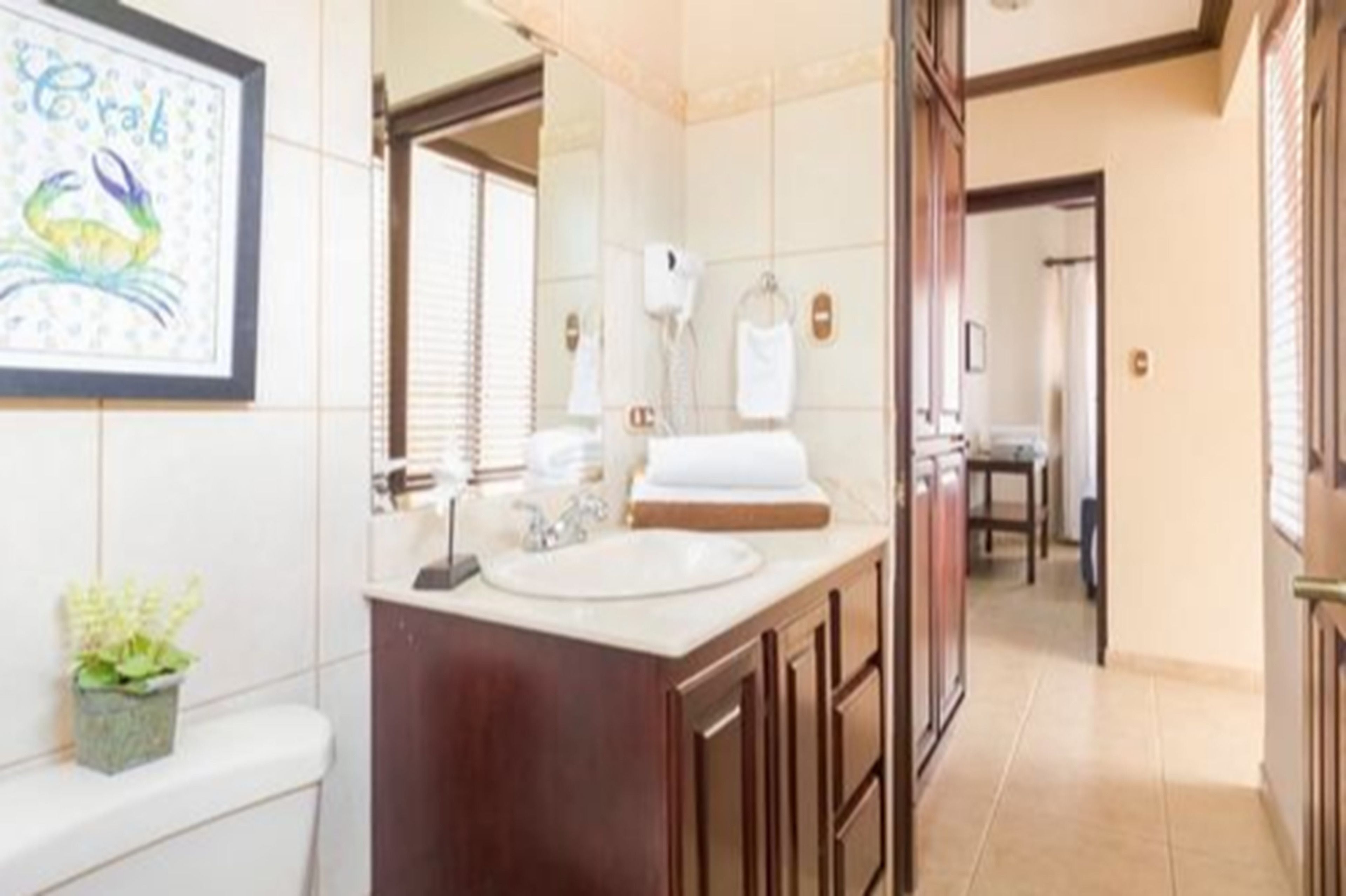 basic apartment, multiple beds, non smoking | bathroom amenities | shower, free toiletries, hair dryer, towels