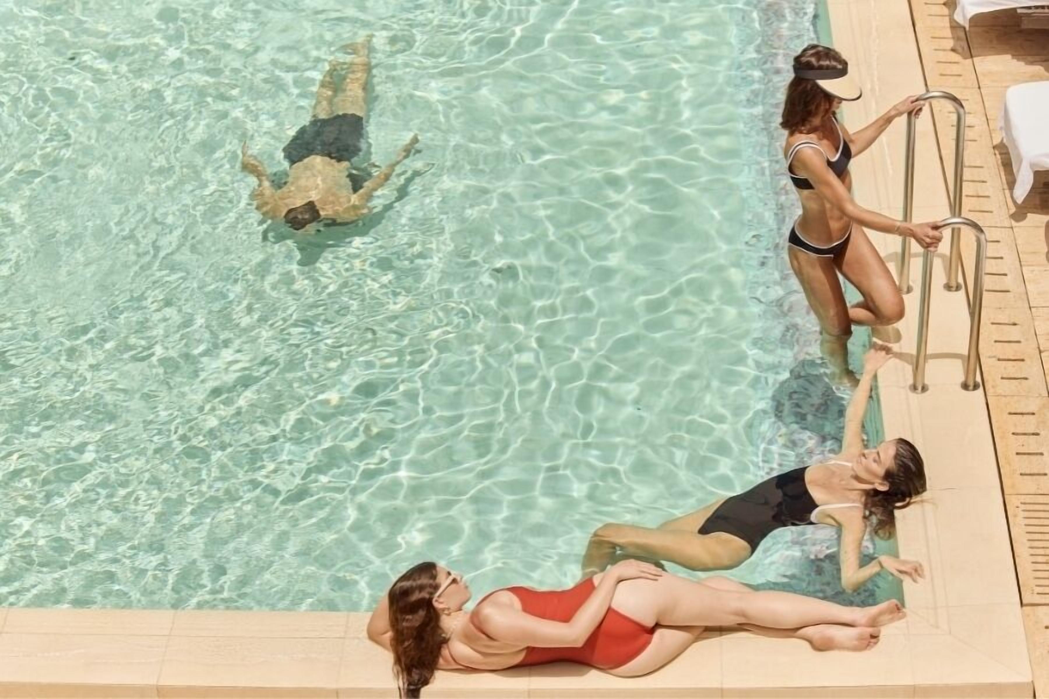 Una piscina al aire libre, cabañas de piscina gratuitas, sombrillas
