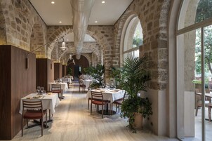 2 restaurantes; se sirve desayuno, almuerzo y cena; cocina local