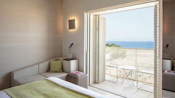 Deluxe kamer, balkon, uitzicht op zee | Pillowtop-bedden, een minibar, een kluis op de kamer