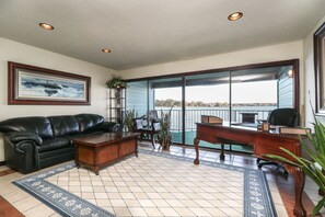 Télévision, jeux vidéo, lecteur de DVD, livres