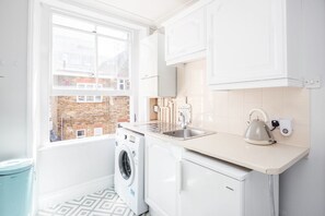 Apartment, 1 Bedroom, Non Smoking | Private kitchen