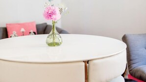 In-room dining - Stylish 1 Bedroom Flats Covent Garden (London)