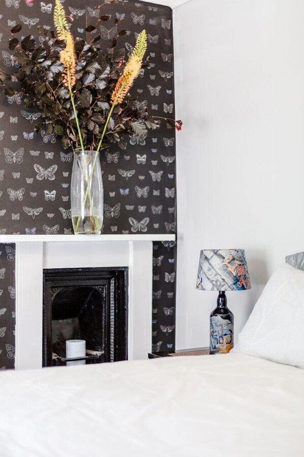 1 bedroom, Egyptian cotton sheets, premium bedding, desk