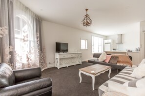 Deluxe-huoneisto, 1 makuuhuone, keittiö, kaupunkinäköala | Oleskelualue | Taulutelevisio, Netflix