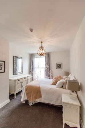 Deluxe-huoneisto, 1 makuuhuone, keittiö, kaupunkinäköala | 1 makuuhuone, pimennysverhot, äänieristys, silitysrauta/-lauta