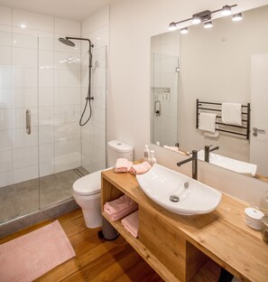 Deluxe Apartment, 1 Bedroom, Kitchen, City View | Bathroom | Shower, free toiletries, towels, soap