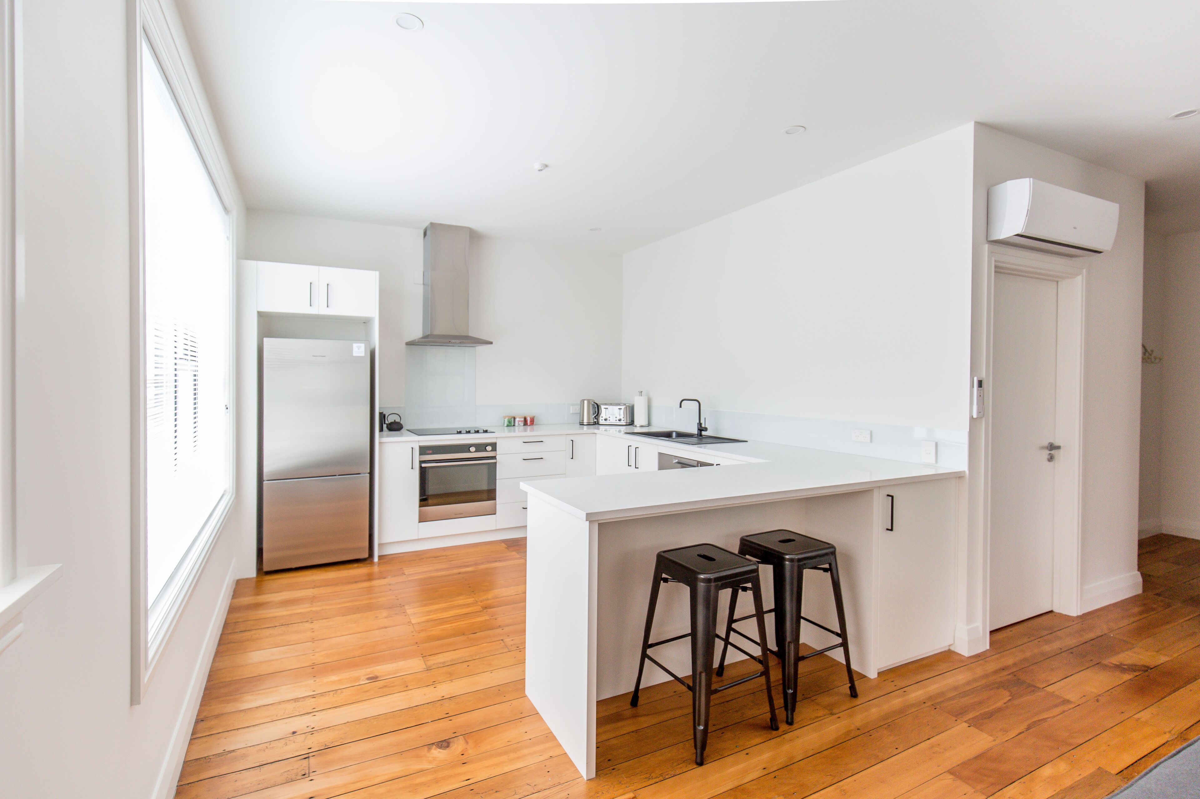 Deluxe Apartment, 1 Bedroom, Kitchen, City View | Private kitchen | Full-size fridge, microwave, oven, stovetop