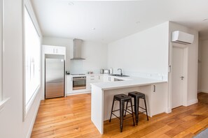 Deluxe Apartment, 1 Bedroom, Kitchen, City View | Private kitchen | Full-size fridge, microwave, oven, stovetop - Provincial Apartment 2 (Nelson)