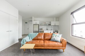 Flat-screen TV, Netflix, DVD player - Provincial Apartment 1 (Nelson)