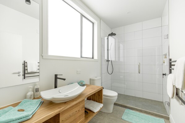 Shower, free toiletries, hair dryer, towels - Provincial Apartment 1 (Nelson)