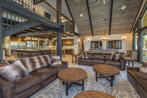 Smart TV, lareira, DVD player, pebolim