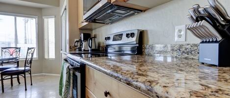 ثلاجة، ميكروويف، فرن، موقد طهي مسطح