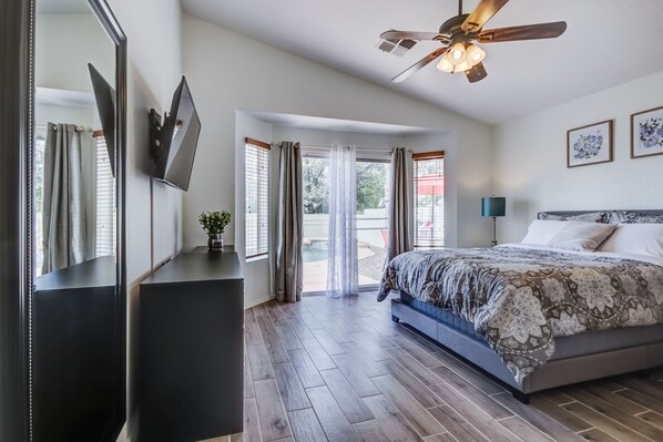 3 bedrooms, iron/ironing board, Internet, bed sheets - Quiet, Cute, Clean Home in South Phoenix/Ahwatukee (Phoenix)