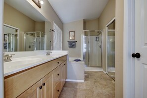 Combined shower/bathtub, hair dryer, towels - Quiet, Cute, Clean Home in South Phoenix/Ahwatukee (Phoenix)