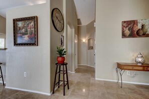 Interior - Quiet, Cute, Clean Home in South Phoenix/Ahwatukee (Phoenix)