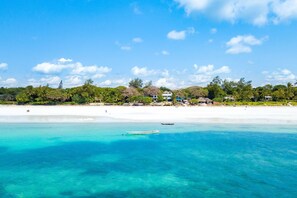 Sur la plage, chaise longue, serviettes de plage
