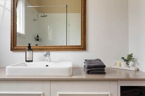 Dusche, Haartrockner, Handtücher, Shampoo