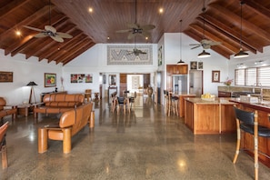 Villa luxueuse, 4 chambres, vue sur lâocĂ©an, face Ă la mer | RĂ©ception