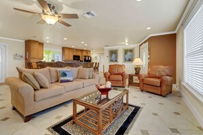 TV, stereo - Casa DeLo 1028 SE Cape Coral 3b 2ba Den oversized electric heated pool located on Intersection Canal (Cape Coral)