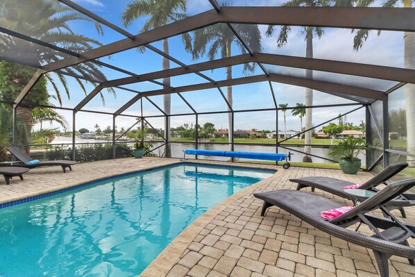 A heated pool - Casa DeLo 1028 SE Cape Coral 3b 2ba Den oversized electric heated pool located on Intersection Canal (Cape Coral)