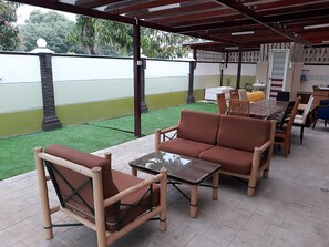 Outdoor dining - KL VILLA MELAKA CITY TOWN NEAR JONKER FAMILY HOUSE (Taman Kota Laksamana)