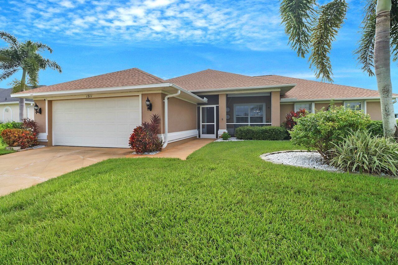Jenny 1060 SW Cape Coral 3b 2ba home electric heated pool and spa HSW Internet fenced yard