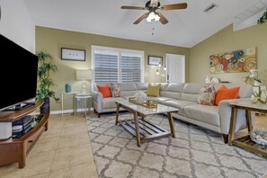 Een televisie en een stereo