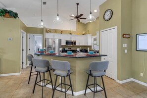 冷蔵庫、電子レンジ、オーブン、コンロ