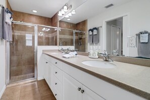 Combined shower/bathtub, towels - Jenny 1060 SW Cape Coral 3b 2ba home electric heated pool and spa HSW Internet fenced yard (Cape Coral)