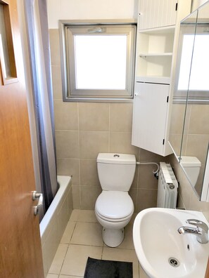 Haartrockner, Handtücher, Shampoo, Toilettenpapier