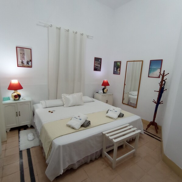 Suite Studio Confort, 1 très grand lit, non-fumeurs, réfrigérateur et four à micro-ondes | Literie de qualité supérieure, couette en duvet d'oie