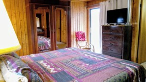 2 bedrooms, iron/ironing board, WiFi, bed sheets - 2 BD/2BA LOG HOME 1 1/2 MI To SDC 500 YDS TO TABLE ROCK LAKE 15 MIN TO BRANSON (Branson)