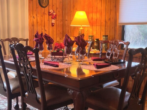 Dining - 2 BD/2BA LOG HOME 1 1/2 MI To SDC 500 YDS TO TABLE ROCK LAKE 15 MIN TO BRANSON (Branson)