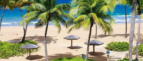 På stranden, solsenger og strandhåndklær