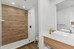 Tina con regadera, secadora de cabello, toallas, jabón 