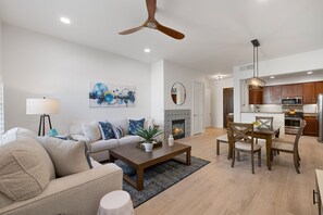 TV, fireplace, Netflix, Hulu - Newly Renovated! Stunning 1BD Villa Steps to Clubhouse - Ground Floor, Pet Friendly! (L64-1) (La Quinta)