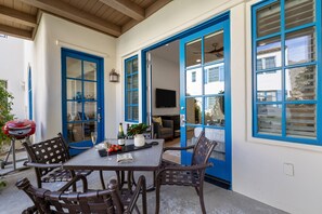 Outdoor dining - Newly Renovated! Stunning 1BD Villa Steps to Clubhouse - Ground Floor, Pet Friendly! (L64-1) (La Quinta)