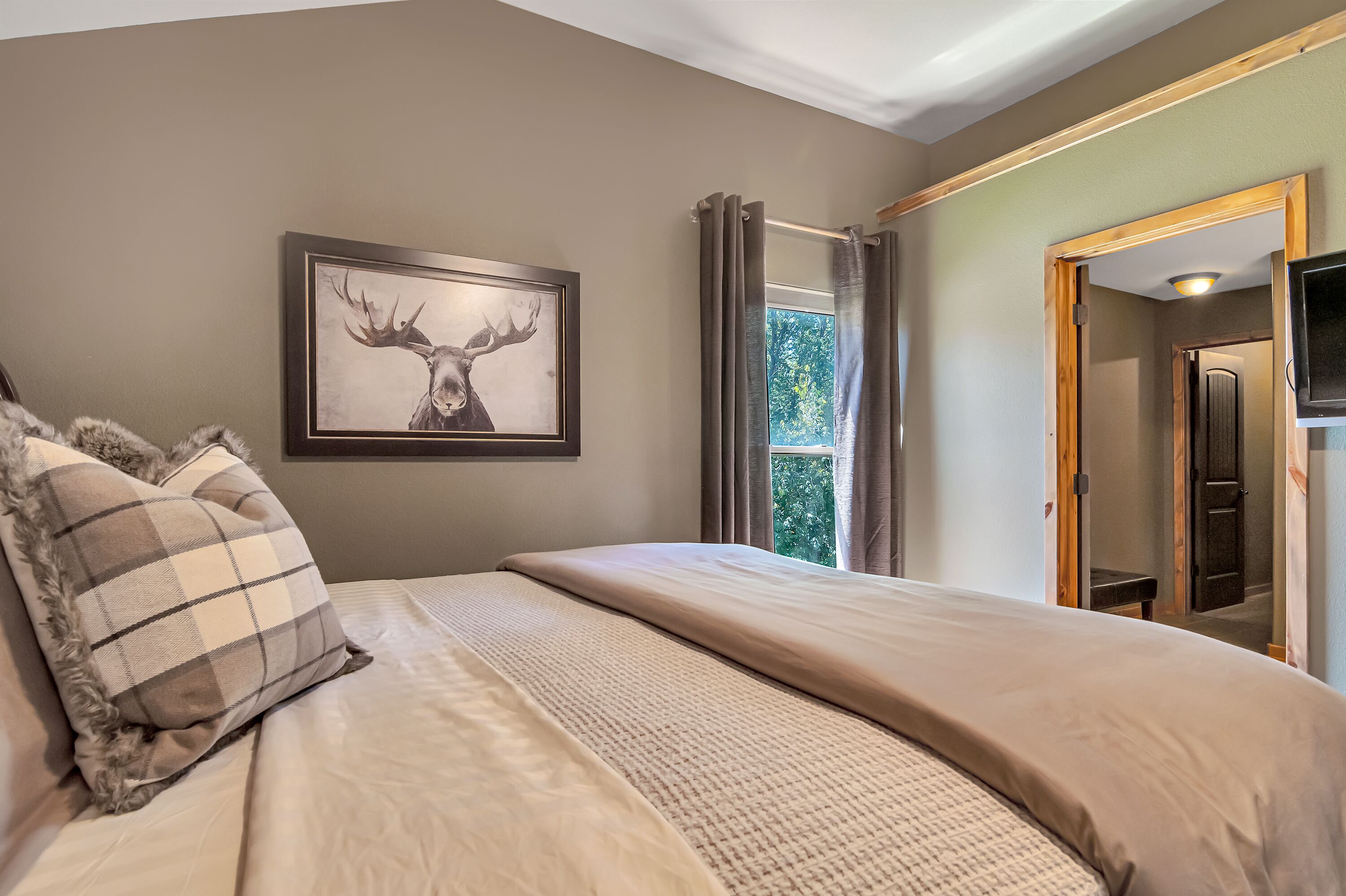5 bedrooms, desk, iron/ironing board, WiFi (free)