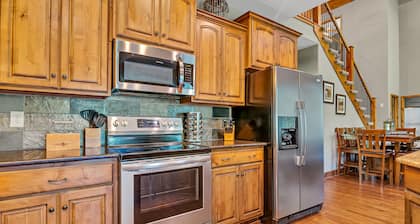 UUDELLEEN JÄLKEEN! 5 BR / 4BA kauniissa Branson Canyonissa lähellä Lake & Golf -kursseja