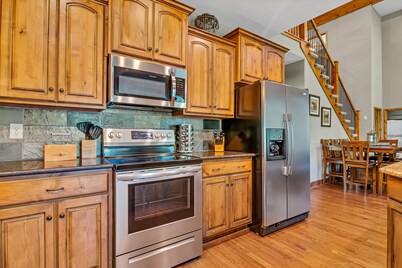 Walk to the Pool!  Large Yard!  10 Min to Branson Landing!