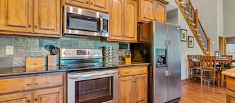 Walk to the Pool!  Large Yard!  10 Min to Branson Landing!