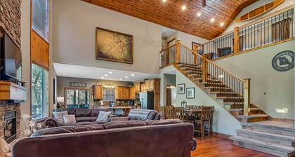 Large Side Yard! 2 minutes to Table Rock Lake!