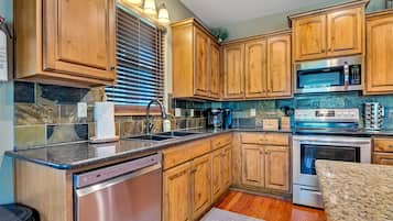 冰箱、微波炉、烤箱、炉灶