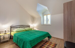 4 bedrooms, iron/ironing board, WiFi, bed sheets