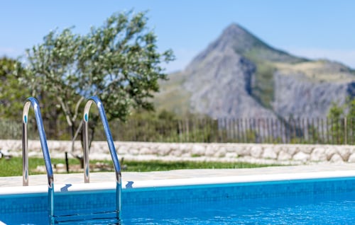 old stone house Lelas