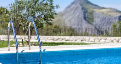 old stone house Lelas