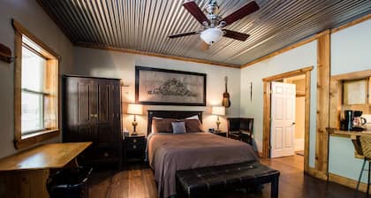 Coyote Creek Cottage With Walking Trail, Firepit, Outdoor Activities, Games