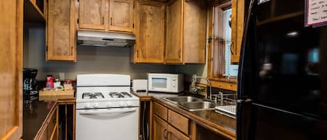 Full-size fridge, microwave, oven, stovetop