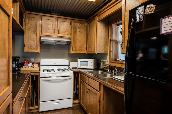 Full-size fridge, microwave, oven, stovetop